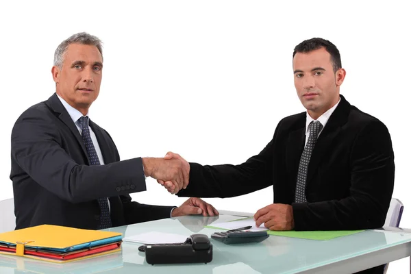 Boss welcoming new colleague — Stock Photo, Image