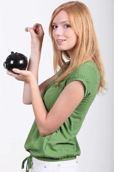 Retrato de una joven con caja de dinero — Foto de Stock