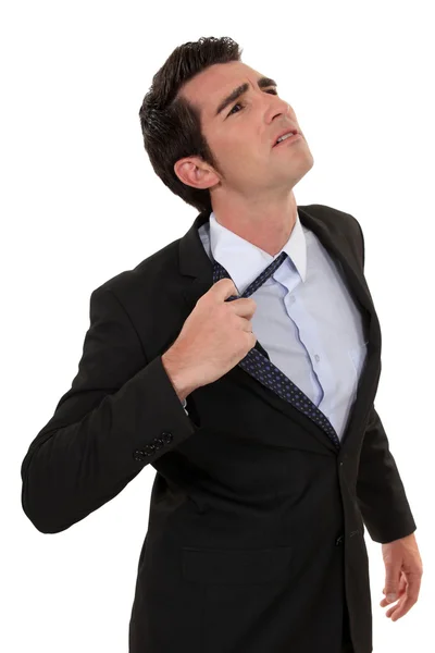 Hombre desatando corbata — Foto de Stock