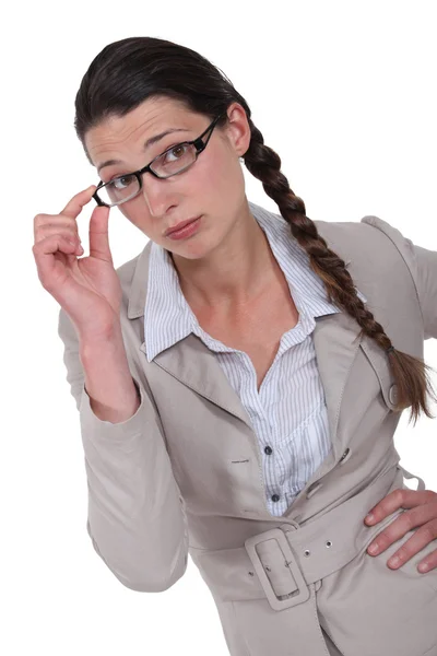 Nyfiken affärskvinna justera glasögon — Stockfoto