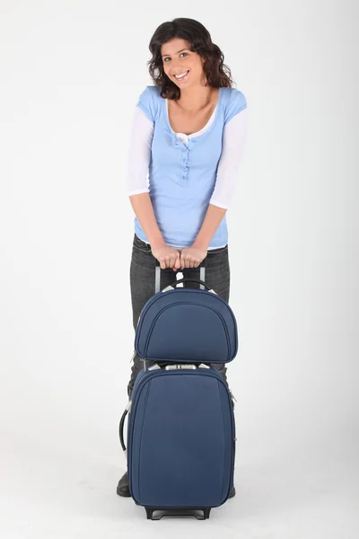Красивая женщина с багажом — стоковое фото