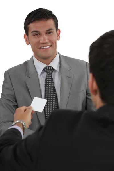 Επιχειρηματίας, δίνοντας businesscard σε μια συνάντηση — Φωτογραφία Αρχείου