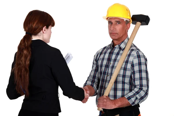 Comerciante apertando a mão de um engenheiro — Fotografia de Stock