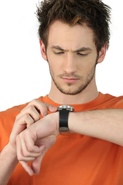 Uomo che controlla il suo orologio da polso per il momento — Foto Stock