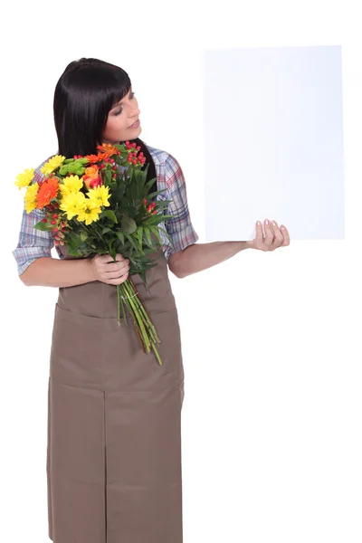 Žena hospodářství květiny — Stock fotografie
