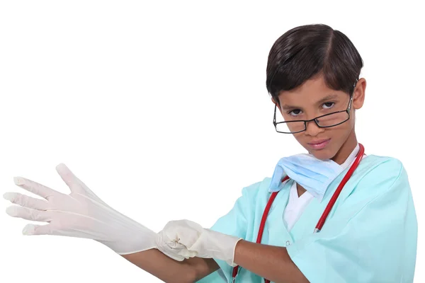 Kleiner Junge als Chirurg verkleidet — Stockfoto