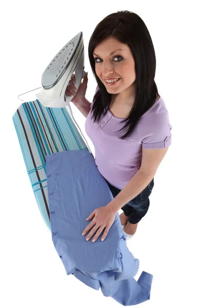 Weitwinkelaufnahme einer Frau beim Bügeln — Stockfoto