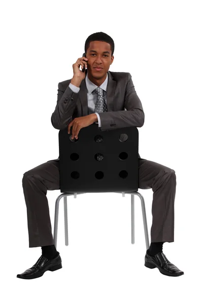 Üzletember ült lazán hívás közben — Stock Fotó
