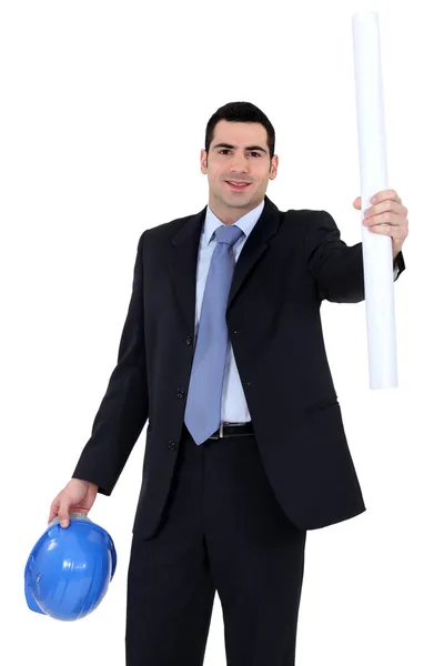 Architect holding blauwdrukken en veiligheidshelm — Stockfoto