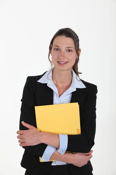 Brunette holding yellow folder — 스톡 사진