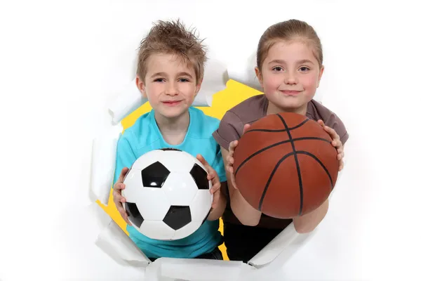 Bambini con un calcio e pallacanestro — Foto Stock