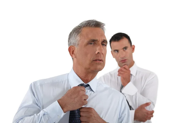 Senior-Geschäftsmann passt Krawatte vor Treffen an — Stockfoto