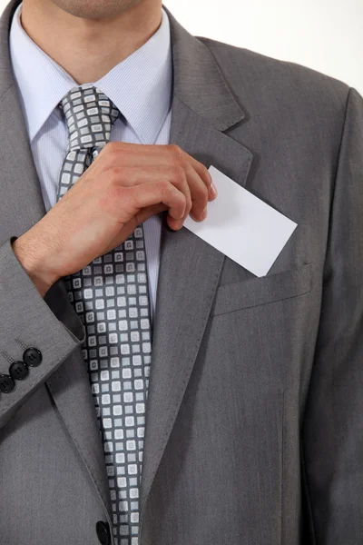 Uma foto cortada de um homem de negócios colocando seu cartão no bolso . — Fotografia de Stock