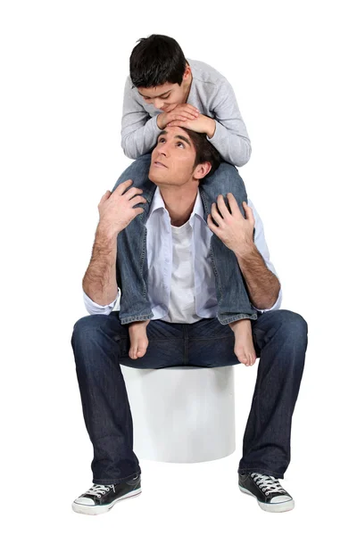 Pai e filho posando juntos — Fotografia de Stock