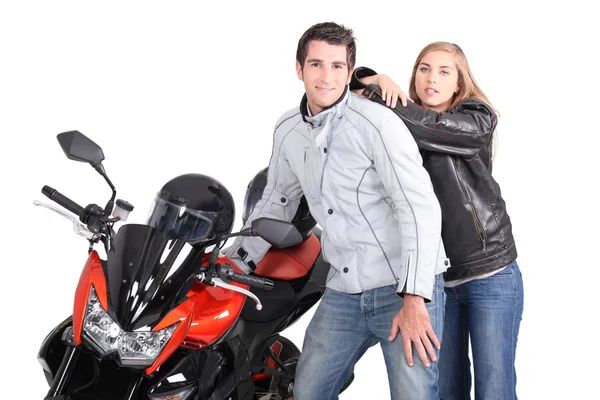 Пара позирует рядом с мотоциклом — стоковое фото