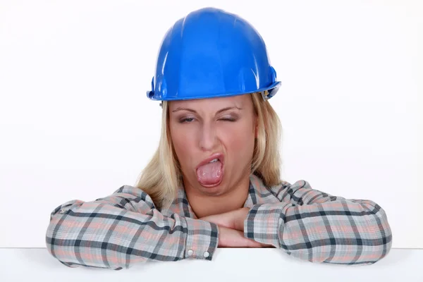 Женщина-строитель делает глупое лицо — стоковое фото