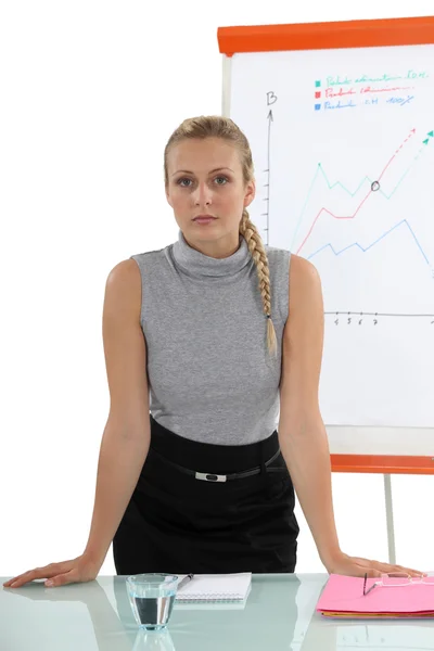 Blond kobieta tablicę typu flip-chart — Zdjęcie stockowe