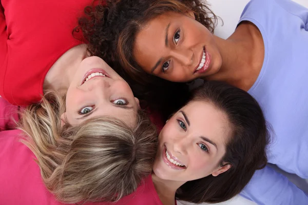 Три счастливые девушки позируют вместе — стоковое фото