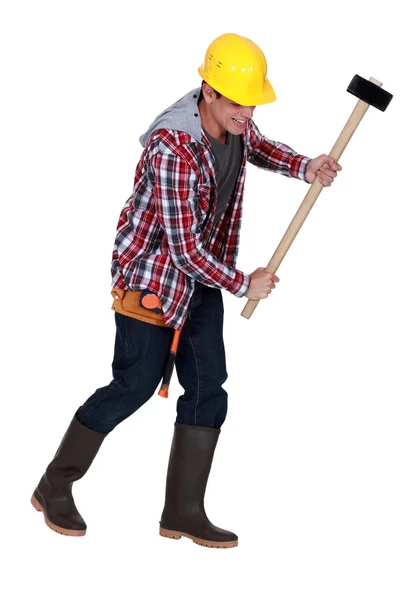 Trabalhador segurando martelo — Fotografia de Stock