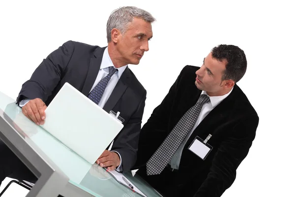 Dos empresarios a la espera de una conferencia — Foto de Stock