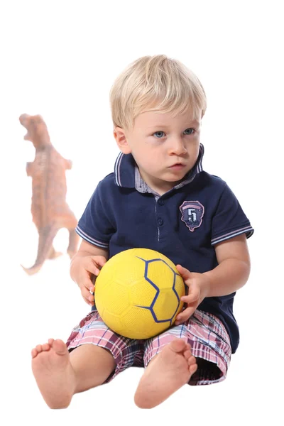 白い背景で隔離のボールを保持している小さな男の子 — ストック写真