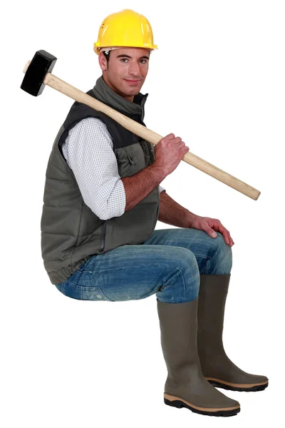 Man with sledge-hammer sat on stool — Stock Photo, Image