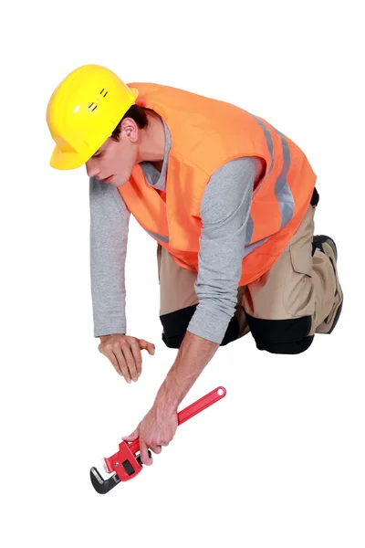 Tradesman utilizzando una chiave a tubo — Foto Stock