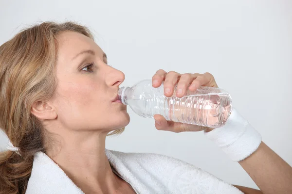 喝了一瓶水的运动型女人 — 图库照片