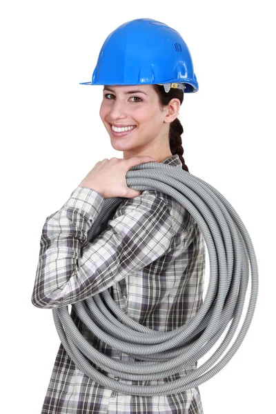 Tradeswoman carregando tubulação ondulada — Fotografia de Stock