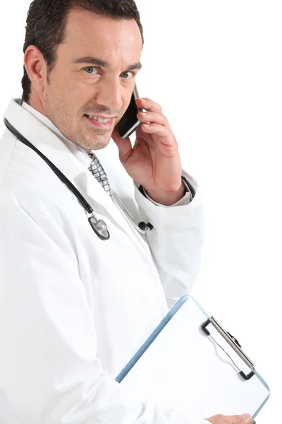 Доктор по телефону улыбается — стоковое фото