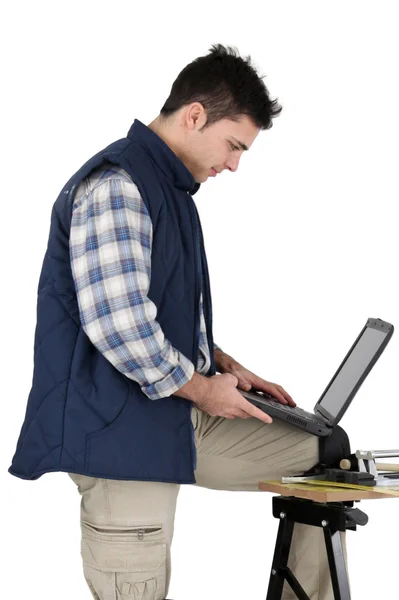 Ambachtsman volledig uitgerust met laptop — Stockfoto