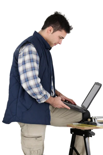 Handwerker komplett mit Laptop ausgestattet — Stockfoto