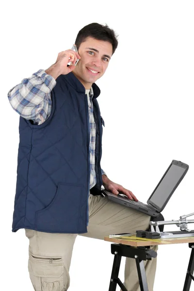 ノート パソコンと機器の傍に瓦職人 — ストック写真