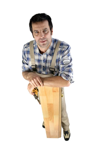 Bezorgd bouwer met planken van hout — Stockfoto