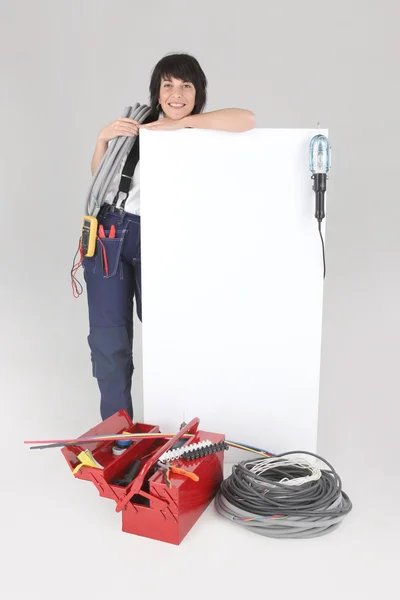 Kvinnan som gör reklam för sina tjänster som elektriker — Stockfoto