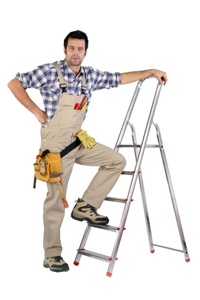 Handyman stod vid steg-stege — Stockfoto