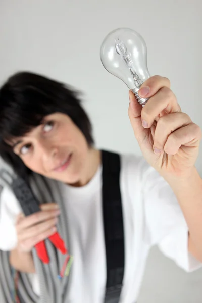 Eletricista com uma lâmpada — Fotografia de Stock