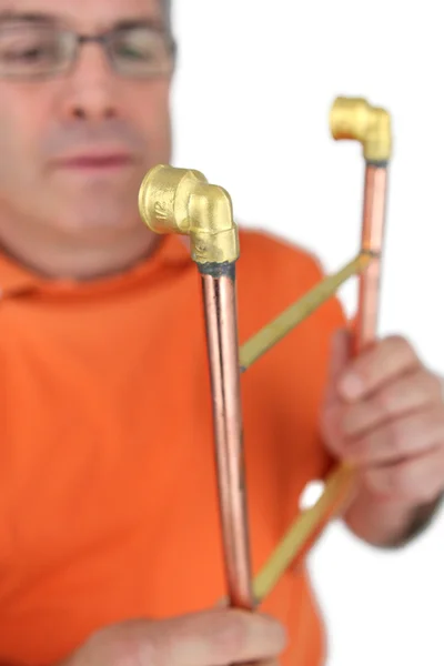 Plumber with copper pipes — Stock Photo, Image