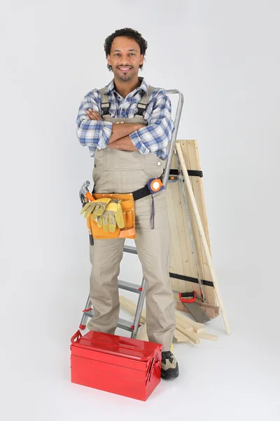 Carpinteiro com uma caixa de ferramentas e escada rolante — Fotografia de Stock