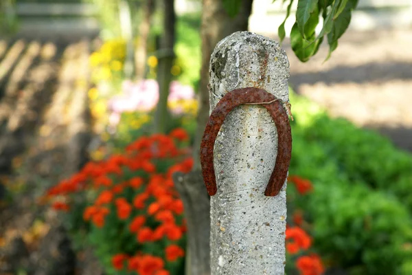 Horse shoe attached to stone post — Zdjęcie stockowe