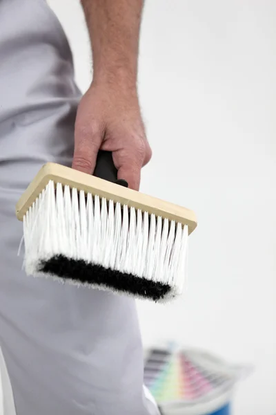 Pintor segurando uma escova — Fotografia de Stock