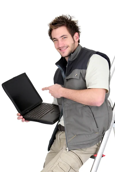 Kőműves, egy laptop, egy üres képernyő bemutatás — Stock Fotó