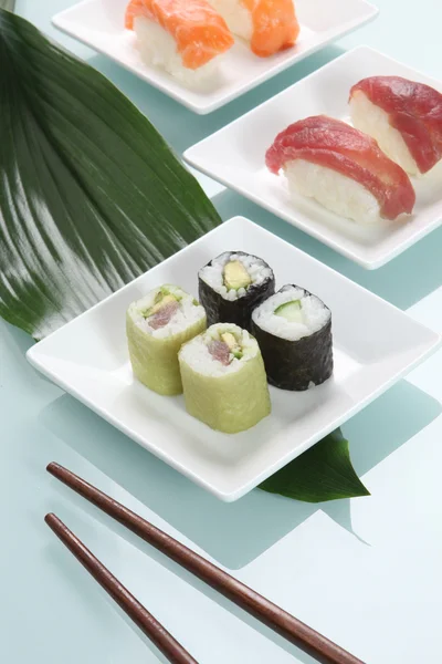Três pratos de sushi — Fotografia de Stock