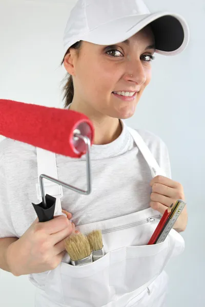 Žena vymalovat dům — Stock fotografie