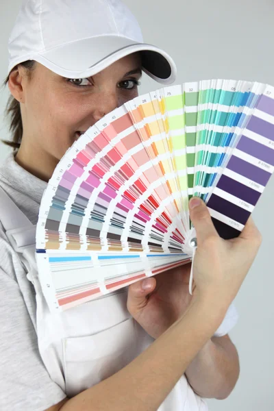 Donna decoratore mostrando campioni — Foto Stock