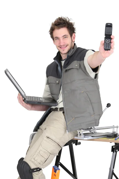 Handwerker mit Handy und Laptop — Stockfoto