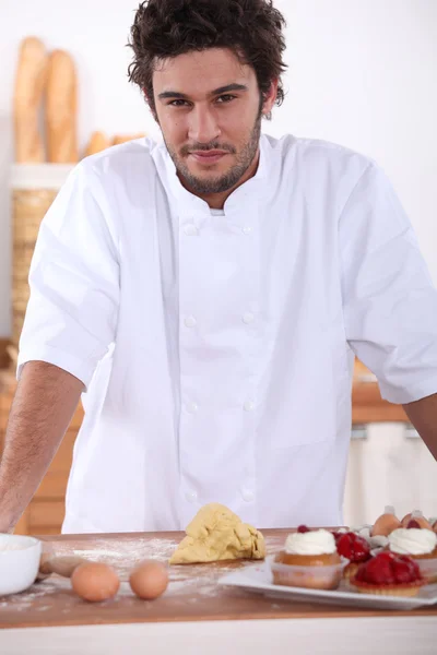 Mannelijke baker maken zoet gebak — Stockfoto