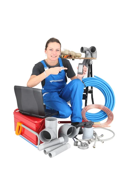 Vrouwelijke loodgieter met tools van de handel, laptopcomputer en smartphone — Stockfoto