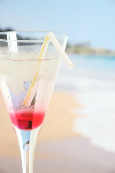 Überreste eines Cocktails mit tropischem Strandhintergrund — Stockfoto