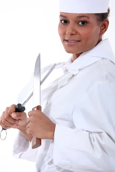 Chef-kok verscherping van een mes — Stockfoto